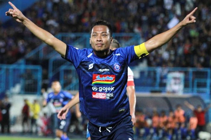 Bek Arema FC, Hamka Hamzah, merayakan gol yang dicetaknya ke gawang PSIS Semarang pada pekan ke-17 Liga 1 2019