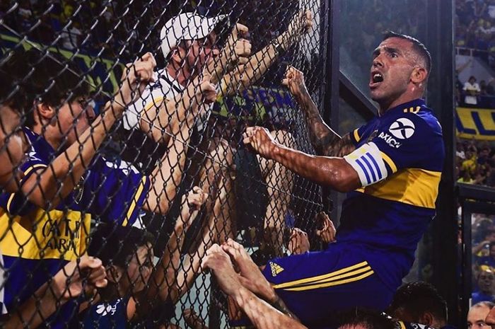 Striker Boca Juniors, Carlos Tevez melakukan selebrasi setelah mencetak gol yang membawa timnya juara Superliga Argentina.