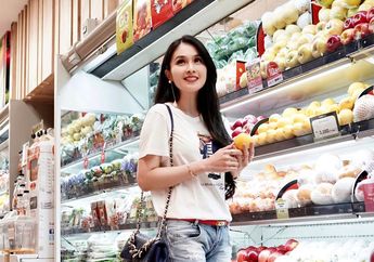 Bikin Netizen Salfok dengan Baju Mirip Piyama, Sandra Dewi Cuek Letakkan Tas Harga Lebih dari Rp 100 Juta di Lantai