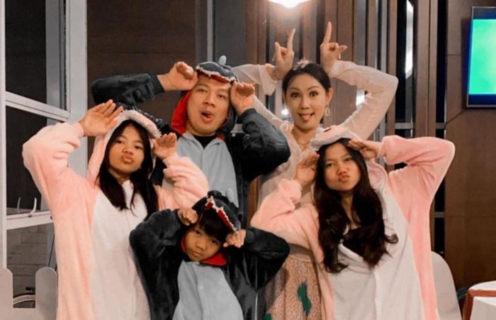 Kalina Ocktaranny bersama anak-anak dari Vicky Prasetyo.