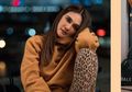 Luna Maya Tampil Seksi dengan Bikini Model One Piece Saat Liburan di Pantai