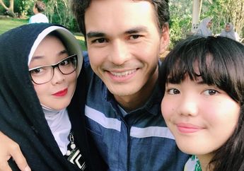 Beranjak Dewasa, Begini 7 Potret Manis Putri Teddy Syah & Rina Gunawan, Karnisya Rahma. Mirip Siapa Nih?