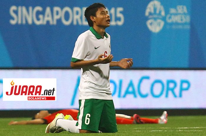 Pemain timnas Indonesia U-23 Evan Dimas merayakan gol ke gawang Singapura U-23 di Singapura.