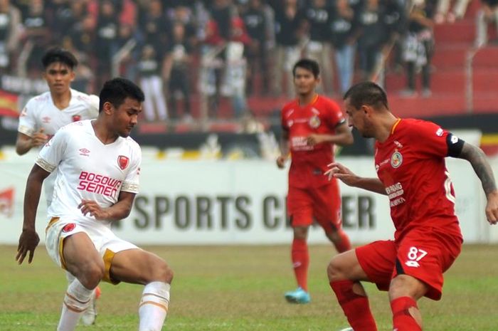 Duel Flavio Beck Junior (kanan) dan Asnawi Mangkualam (kiri) saat Semen Padang menjamu PSM Makassar di Stadion Haji Agus Salim, Padang, Senin (23/9/2019).