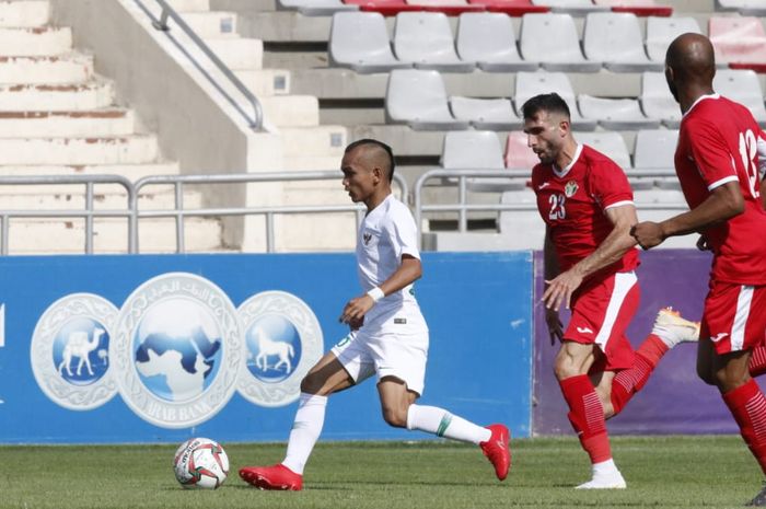 Aksi pemain timnas Indonesia, Riko Simanjuntak dibayangi bek timnas Yordania, Ehsan Haddad, di Stadion King Abdullah II, Amman, Yordania, Selasa (11/6/2019).