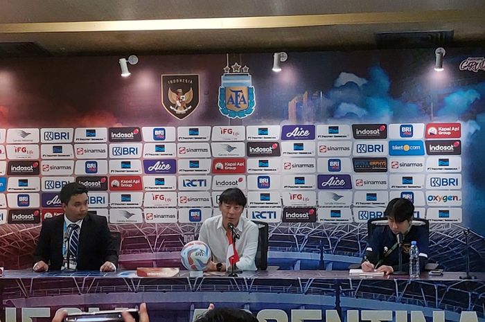 Pelatih timnas Indonesia, Shin Tae-yong dalam jumpa pers seusai menghadapi Argentina di Stadion Utama Gelora Bung Karno (SUGBK), Senayan, Jakarta, Senin (19/6/2023).