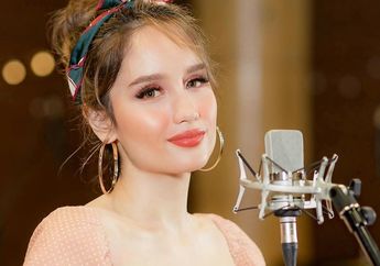 Berpose Kaki Ngangkang Saat Foto Bareng, Tampilan Seksi Cinta Laura Justru Mencuri Perhatian!