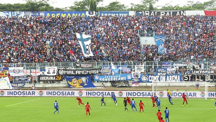 Timnas U-22 Indonesia melawan Arema FC di Stadion Kanjuruhan, Kabupaten Malang, Minggu (10/2/2019).