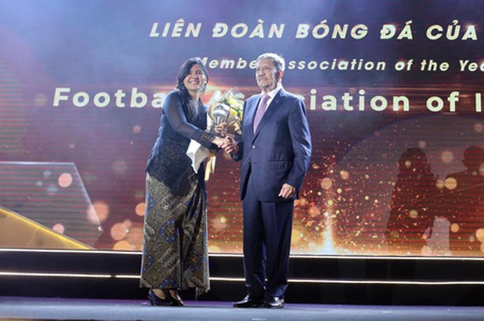 Sekretaris Jenderal PSSI, Ratu Tisha Destria (kiri), menerima hadiah sebagai Asosiasi Sepak Bola Terbaik di AFF Awards 2019 di Hanoi, Vietnam, Jumat (9/11/2019).