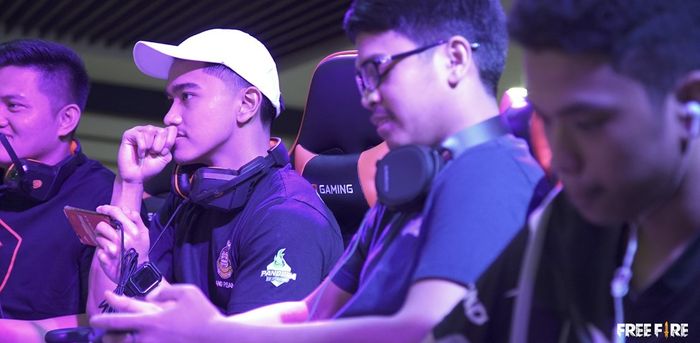 Kaesang (second from left) tasting the Garena Free Fire Indonesia game in the eSports competition Sang Pisang Gaming Championship