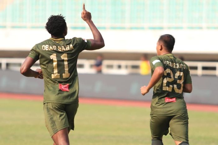 Striker Tira-Persikabo, Osas Saha (kiri) merayakan golnya ke gawang Persebaya, di Stadion Pakansari, Kabupaten Bogor, Sabtu (9/11/2019).