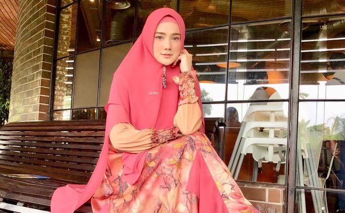 Cocok pakai gamis dan hijab syar'i, istri Ahmad Dhani Mulan Jameela kepergok bawa tas mewah ratusan juta rupiah!