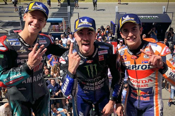 (dari ki-ka) Fabio Quarataro, Maverick Vinales, dan Marc Marquez berpose bersama usai sukses meraih podium MotoGP Belanda 2019