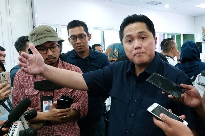 Ketua Umum PSSI, Erick Thohir saat memberi keterangan kepada awak media di Gedung Kementerian BUMN, Jakarta Pusat, Kamis (13/4/2023).