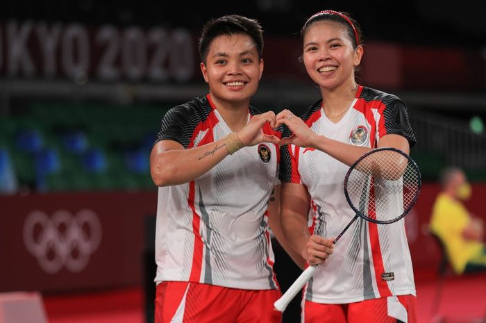 Pasangan ganda putri Indonesia, Greysia Polii/Apriyani Rahayu, berpose setelah menjadi juara grup Olimpiade Tokyo 2020 di Musashino Forest Sport Plaza, Selasa (27/7/2021).