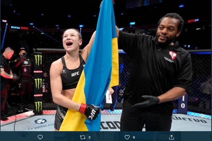 Momen Maryna Moroz mengibarkan bendera Ukraina pada UFC 272 Minggu (6/3/2022).