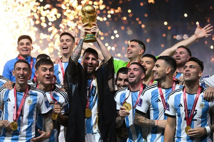 Lionel Messi mengangkat trofi juara Piala Dunia 2022 usai timnas Argentina kalahkan timnas Prancis pada final di Lusail, Qatar (18/12/2022).