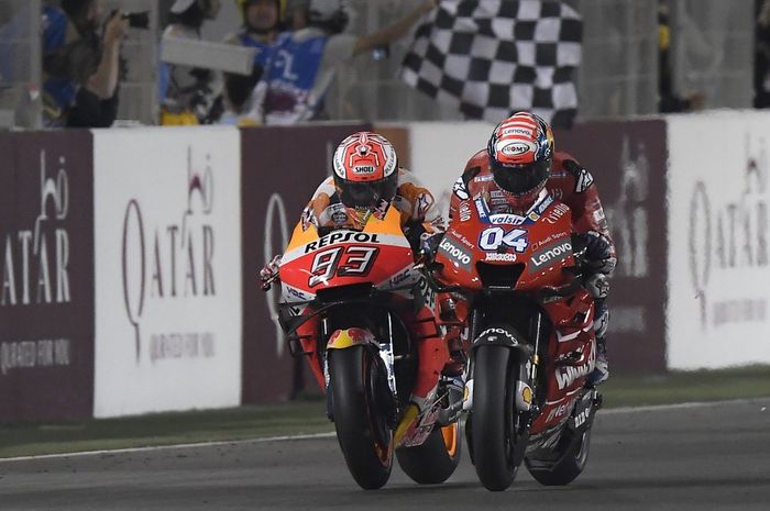 Andrea Dovizioso saat berduel dengan Marc Marquez di lap terakhir MotoGP Qatar 2019.