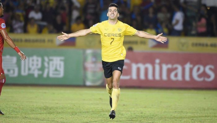 Pemain Ceres Negros, Bienvenido Maranon merayakan gol yang dicetak ke gawang Persija Jakarta, di Stadion Panaad, Bacolod, Rabu (3/4/2019).