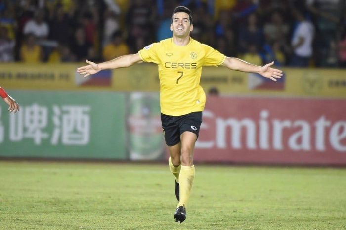 Pemain Ceres Negros, Bienvenido Maranon merayakan gol yang dicetak ke gawang Persija Jakarta, di Stadion Panaad, Bacolod, Rabu (3/4/2019).