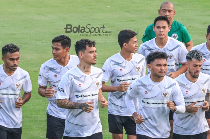 Yakob Sayuri, Fachruddin Aryanto, Shayne Pattynama, Edo Febriansah, Saddil Ramdani, Andy Setyo, Stefano Lilipaly, dan Rachmat Irianto dalam latihan timnas Indonesia di Lapangan A, Senayan, Jakarta , Kamis (15/6/2023).