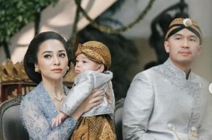 Penampilan Nikita Willy dalam balutan kebaya dan konde