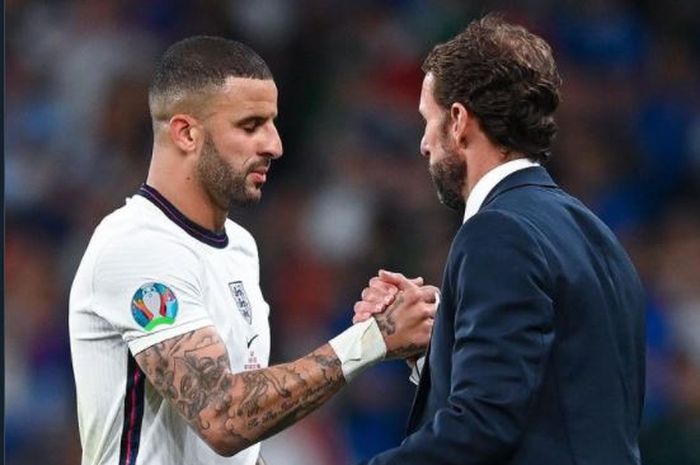 Kyle Walker bersalaman dengan pelatih timnas Inggris, Gareth Southgate, pasca-final Euro 2020 kontra Italia, 11 Juli 2021.