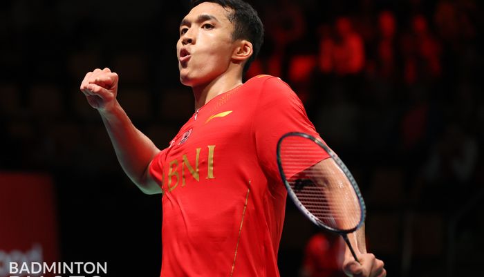 Pebulu tangkis tunggal putra, Jonatan Christie, mencetak poin kemenangan Indonesia atas Malaysia pada perempat final Thomas Cup 2020 di Ceres Arena, Aarhus, Denmark, 15 Oktober 2021. Jonatan mengalahkan Ng Tze Yong dengan skor 14-21, 21-19, 21-16.