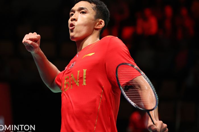 Pebulu tangkis tunggal putra, Jonatan Christie, mencetak poin kemenangan Indonesia atas Malaysia pada perempat final Thomas Cup 2020 di Ceres Arena, Aarhus, Denmark, 15 Oktober 2021. Jonatan mengalahkan Ng Tze Yong dengan skor 14-21, 21-19, 21-16.