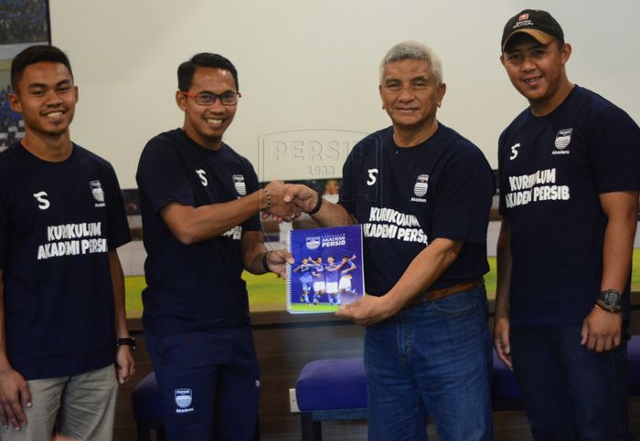 Direktur akademi Persib Bandung, Yoyo S. Adiredja (dua dari kanan), dalam acara peluncuran kurikulum bagi akademi dan diklat Persib pada Minggu (29/12/2019).