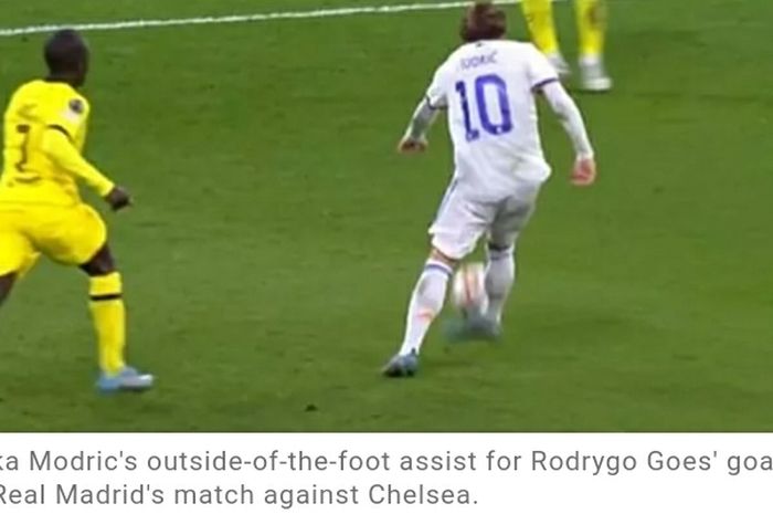 Gelandang Real Madrid, Luka Modric, mengirimkan assist ke Rodrygo Goes pada laga leg kedua babak perempat final Liga Champions di Stadion Santiago Bernabeu, Selasa (12/4/2022).