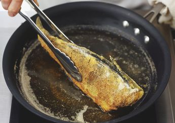 Cuma Tambahkan Bumbu Dapur Ini Sebelum Goreng Ikan, Dijamin Minyak Goreng Tak Akan Muncrat