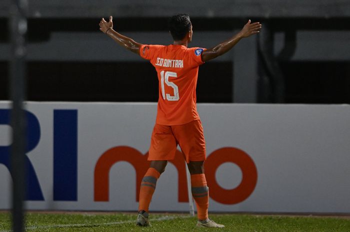 Pemain belakang Borneo FC, Leo Guntara usai mencetak gol spektakuler pada laga lawan RANS Nusantara FC pada lanjutan pekan keenam Liga 1 2023/2024