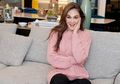 Luna Maya Bagikan Tutorial Makeup Gampang, Cocok untuk Liburan Akhir Tahun