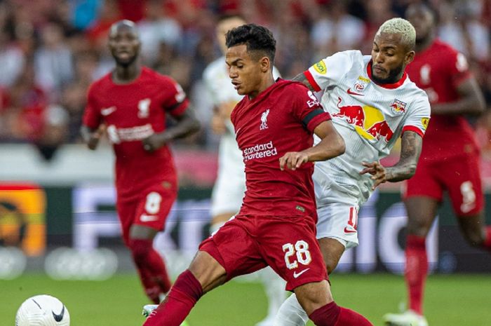 Fabio Carvalho berduel dengan Fernando dalam laga pramusim RB Salzburg melawan Liverpool di RedBull Arena, Kamis (28/7/2022) dini hari WIB.