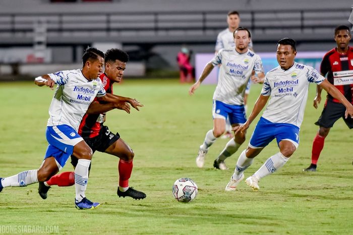 Pemain Persib Bandung saat menghadapi Persipura Jayapura dalam laga pekan ke-26 Liga 1 2021/2022, di Stadion Kapten I Wayan Dipta, Gianyar, Bali, Jumat (18/2/2022).