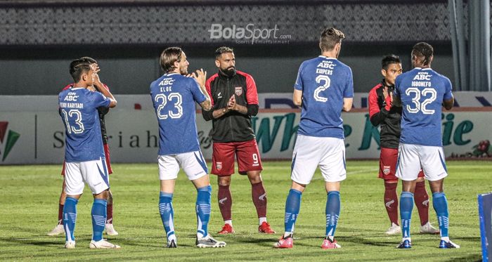 Francisco Torres dan para pemain Borneo FC sedang bertepuk tangan jelang melawan Persib Bandung dalam laga pekan keempat Liga 1 2021 di Stadion Indomilk Arena, Tangerang, Banten, 23 September 2021.