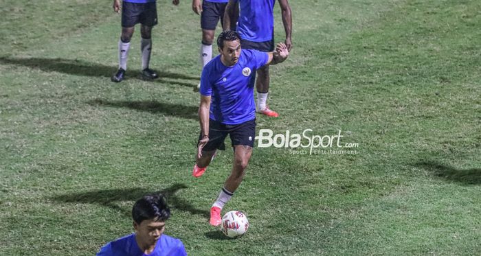 Pemain sayap kiri Persib Bandung, Ezra Walian, sedang menguasai bola dalam latihan timnas Indonesia di Lapangan B, Senayan, Jakarta, 9 November 2021.