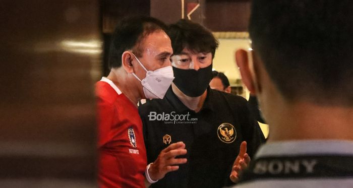 Ketua Umum PSSI, Mochamad Iriawan (kiri), nampak sedang berdiskusi dengan pelatih timnas Indonesia, Shin Tae-yong (kanan), yang baru tiba di Tanah Air seusai bertarung di Piala AFF 2020, 2 Januari 2022.