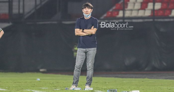 Pelatih timnas Indonesia, Shin Tae-yong, sedang mengamati para pemainnya di Stadion Kapten I Wayan Dipta, Gianyar, Bali, 27 Januari 2022.