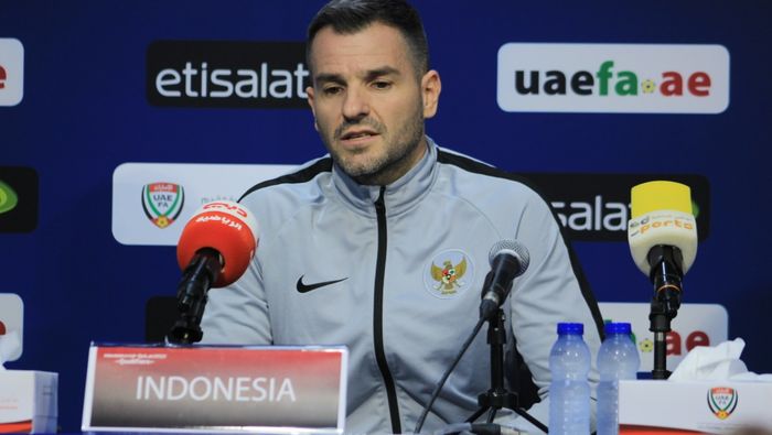 Mantan pelatih timnas Indonesia, Simon McMenemy, dalam konferensi pers jelang laga melawan timnas UEA, Rabu (9/10/2019)