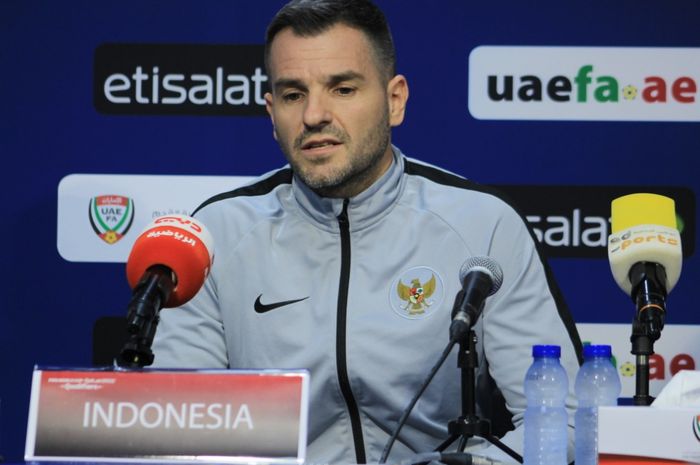 Mantan pelatih timnas Indonesia, Simon McMenemy, dalam konferensi pers jelang laga melawan timnas UEA, Rabu (9/10/2019)