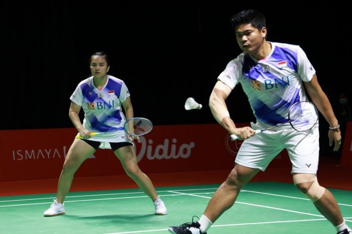 Pasangan ganda campuran Indonesia, Praveen Jordan/Melati Deva Oktavianti saat menghadapi Tang Chun Man/Tse Ying Suet (Hong Kong) pada babak penyisihan grup BWF World Tour Finals 2021 di Bali International Covention Centre, Nusa Dua, Bali, Jumat (3/12/2021).