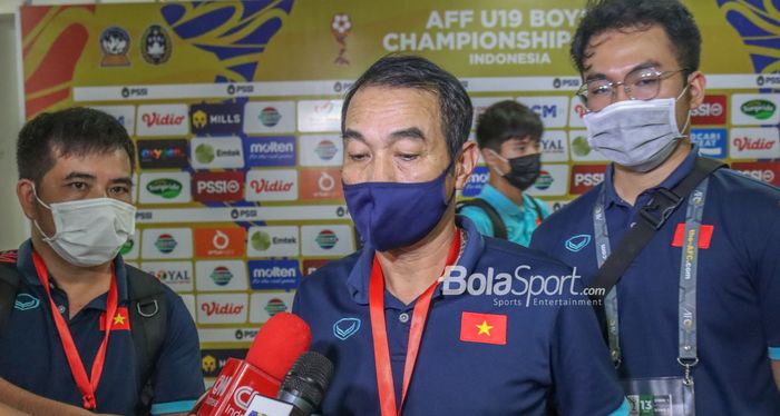 Pelatih timnas U-19 Vietnam, Dinh The Nam (tengah), sedang memberikan keterangan kepada awak media di Stadion Patriot Candrabhaga, Bekasi, Jawa Barat, 13 Juli 2022.