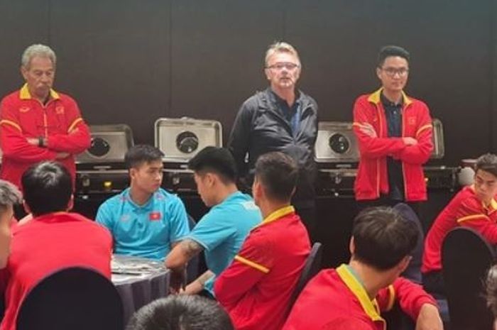 Pelatih Timnas Vietnam, Philippe Troussier, menyemangati anak asuhnya usai dibantai Korea Selatan dengan skor telak 0-6.