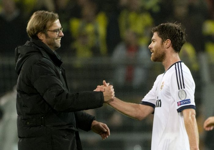 Juergen Klopp bersalaman dengan Xabi Alonso dalam partai Liga Champions antara Dortmund vs Real Madrid (24/10/2012).