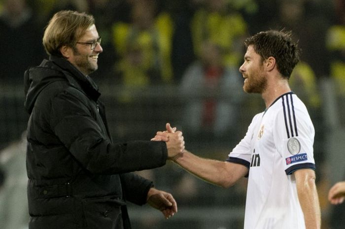 Juergen Klopp bersalaman dengan Xabi Alonso dalam partai Liga Champions antara Dortmund vs Real Madrid (24/10/2012). Bikin fan Liverpool senang, Klopp sudah memberikan dukungan tak langsung agar Xabi menjadi suksesornya di Anfield.