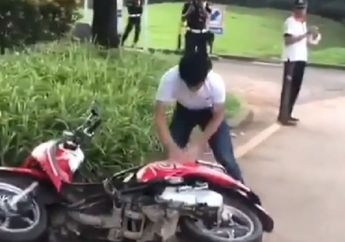 Tak Cukup Rusak Motor, Pria yang Viral Karena Banting Kendaraan Sang Pacar Kini Bakar STNK
