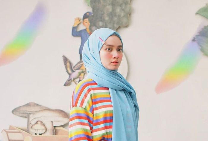 Menggunakan 1 bobbypin bermotif yang dipadukan dengan hijab.