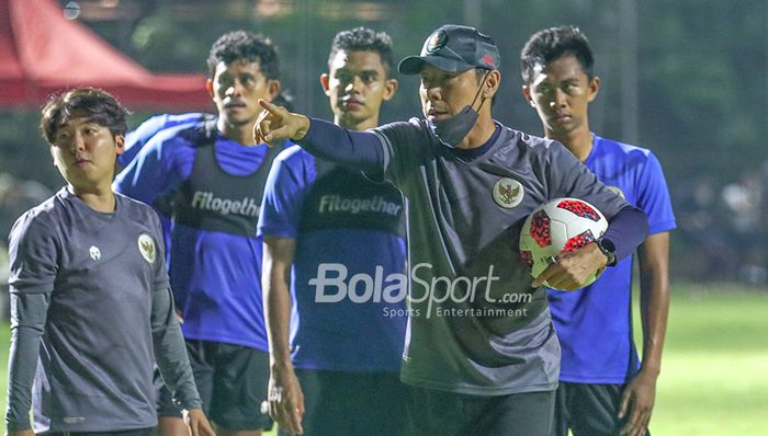 Pelatih timnas U-22 Indonesia, Shin Tae-yong, sedang memberikan arahan kepada anak asuhnya di Lapangan D, Senayan, Jakarta, 2 Maret 2021.